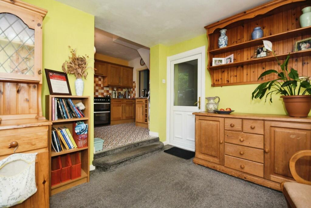 FAMILY ROOM 02.jpg