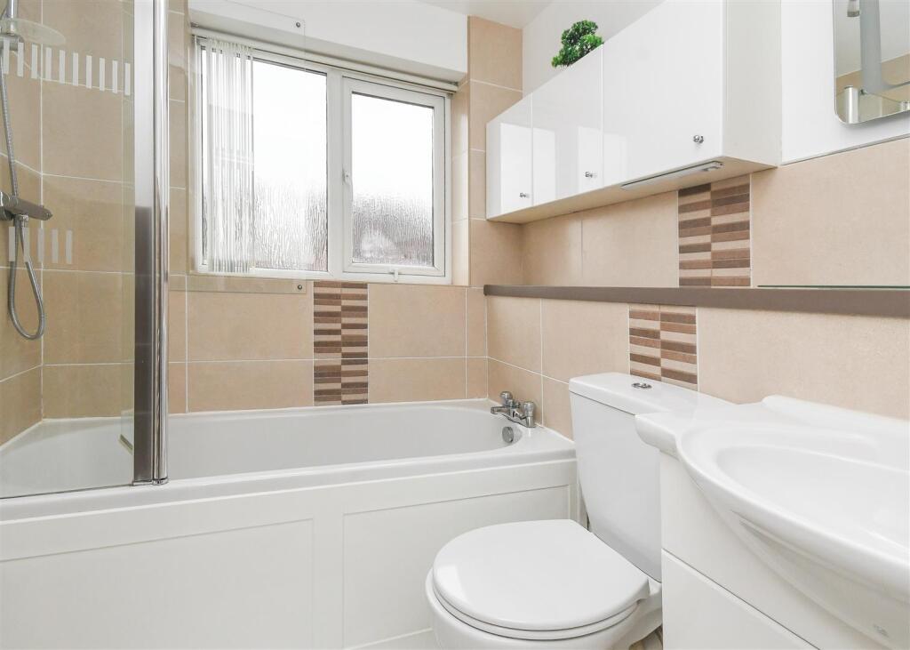 7 Griffiths Drive - Bathroom.jpg