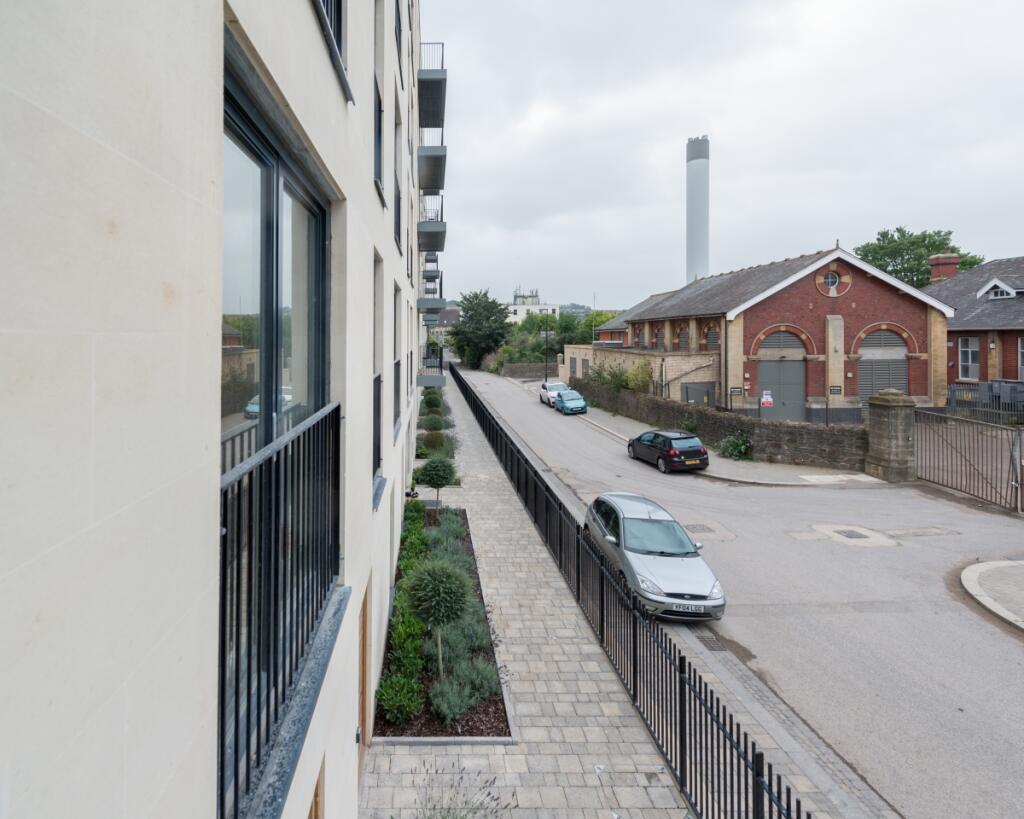 2 bed large corne...