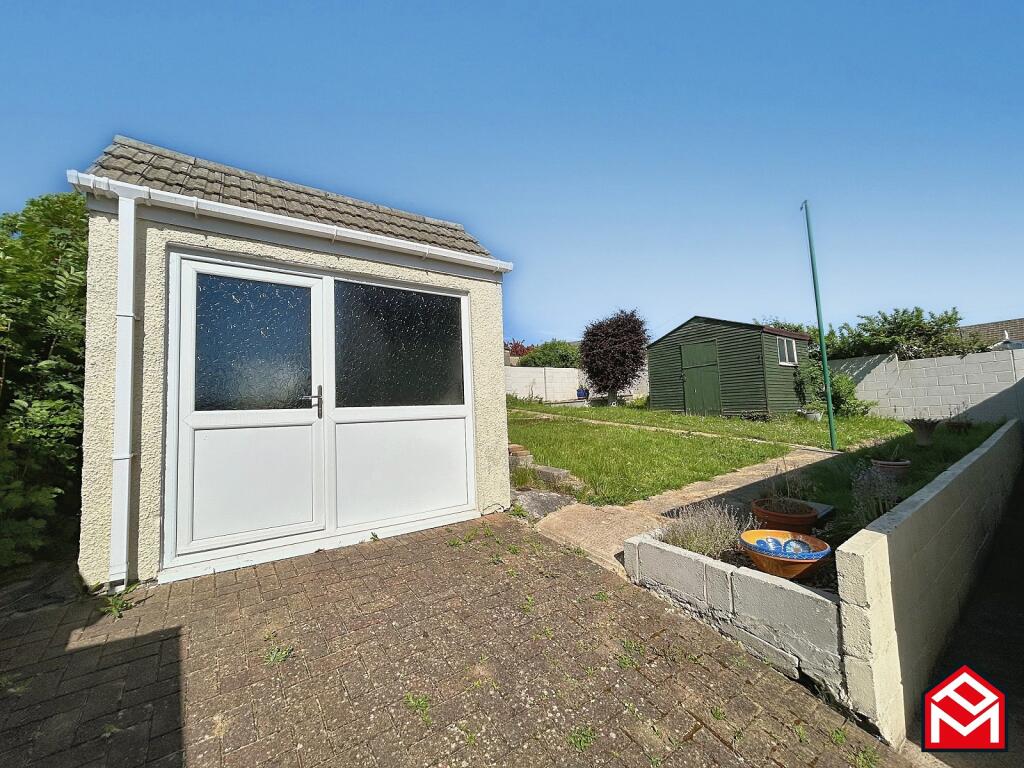 Detached Outbuilding / Garage