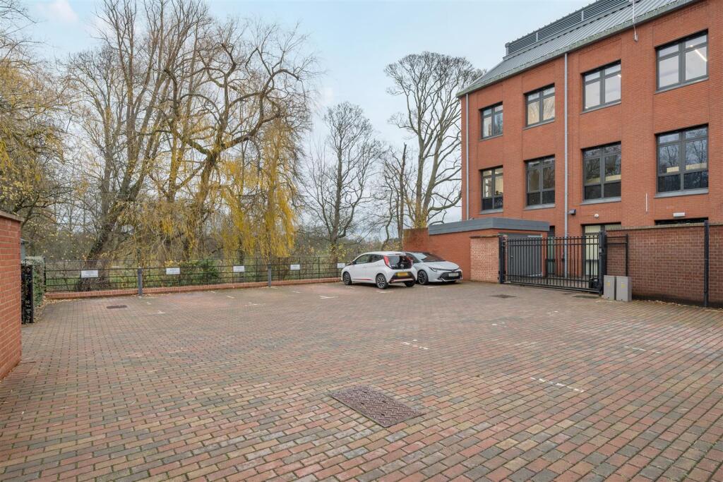 50 Northampton Road, Towcester (21).jpg