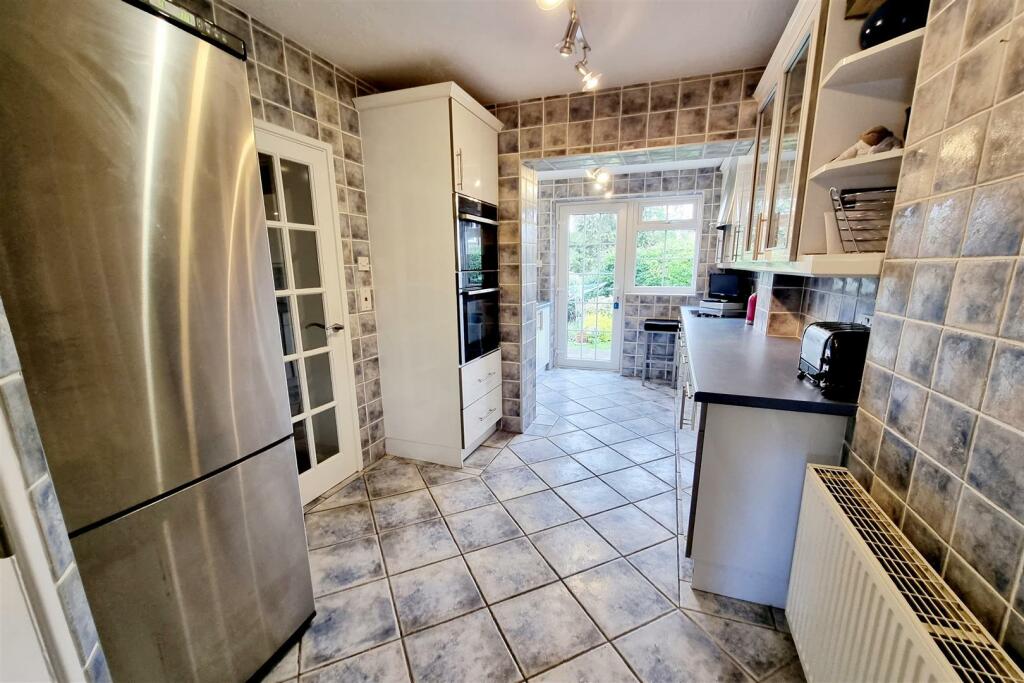 FITTED KITCHEN: PIC. 1