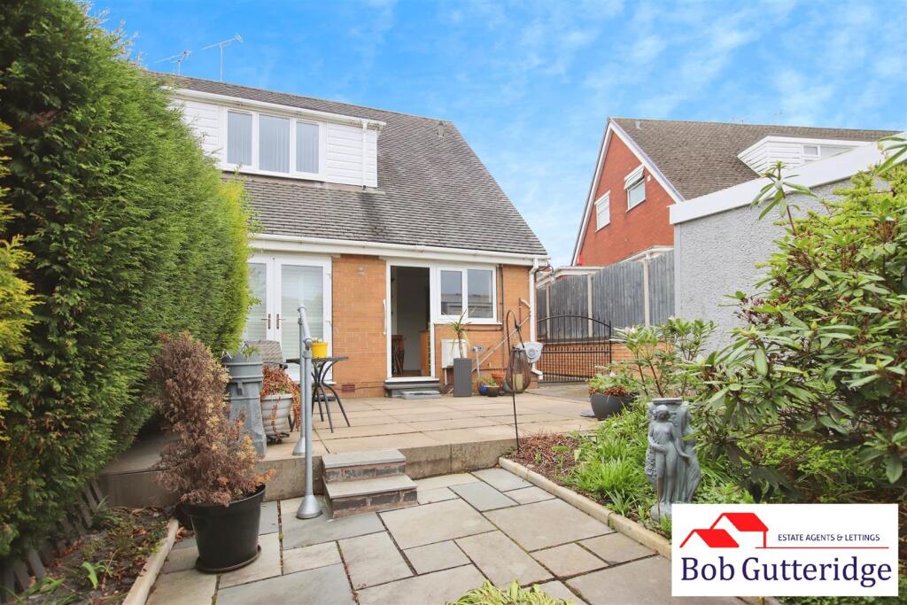 ENCLOSED REAR GARDEN