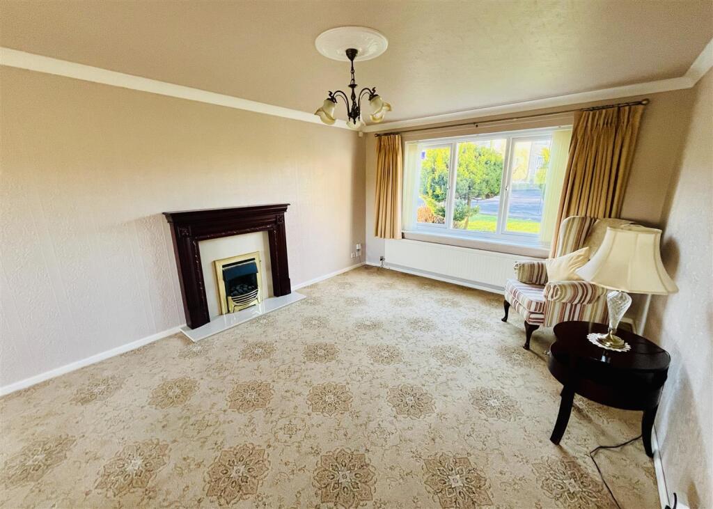 LOUNGE &amp; DINING AREA