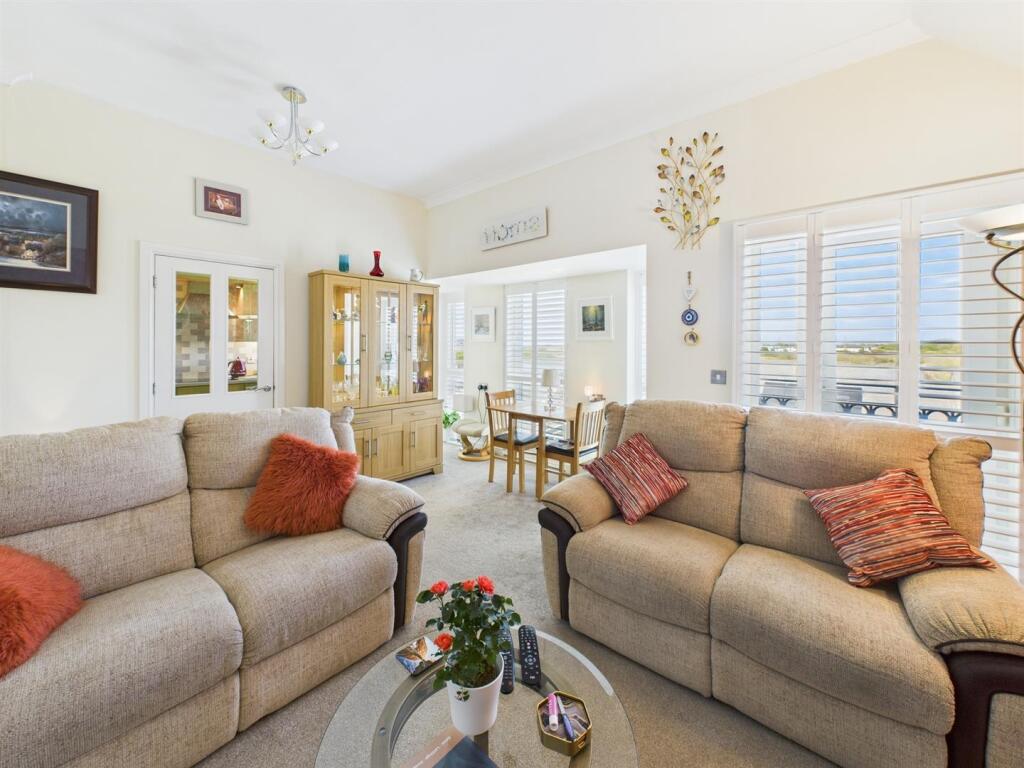 Open Plan Lounge/Diner