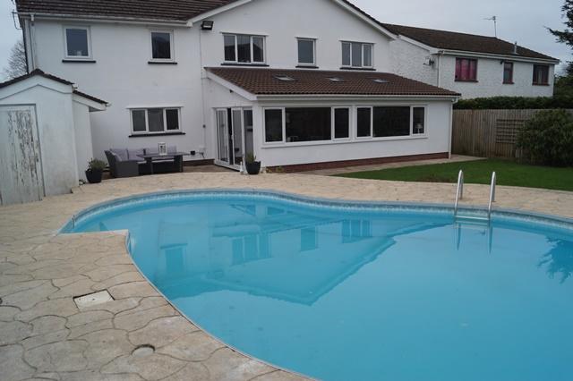 1 Hillcot Close