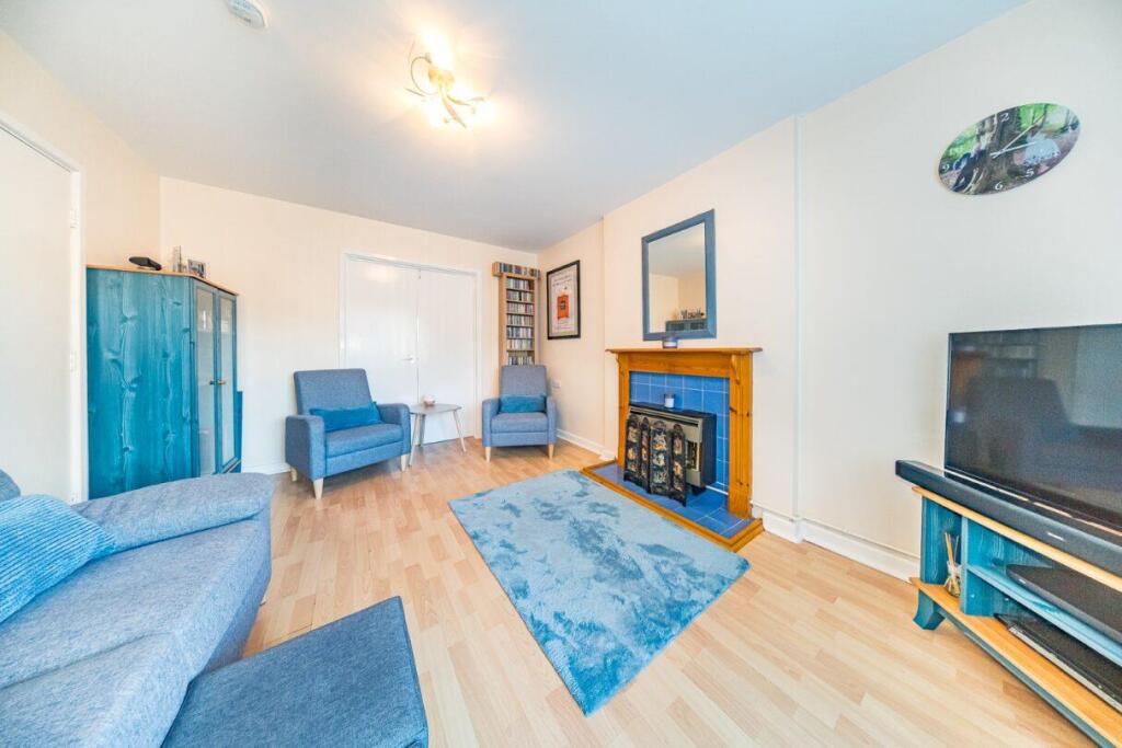 10 Tinling Close lounge.jpg