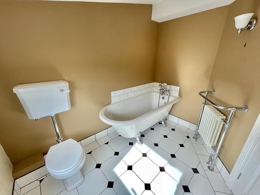 EN-SUITE BATHROOM TO BEDROOM ONE