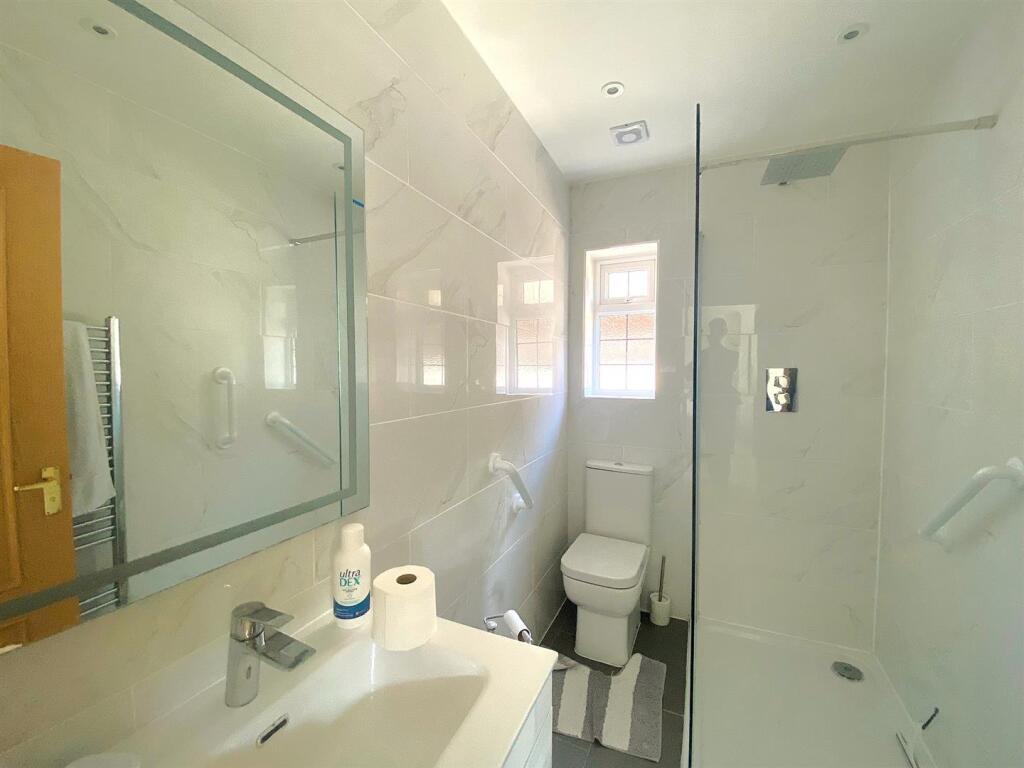 36 Terminus Ave - En Suite.jpg