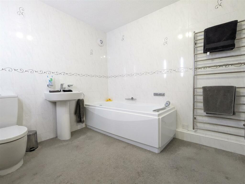 EN SUITE BATHROOM/WC