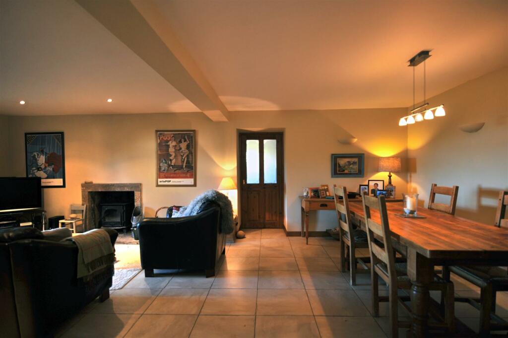 OPEN PLAN LOUNGE/DINING KITCHEN