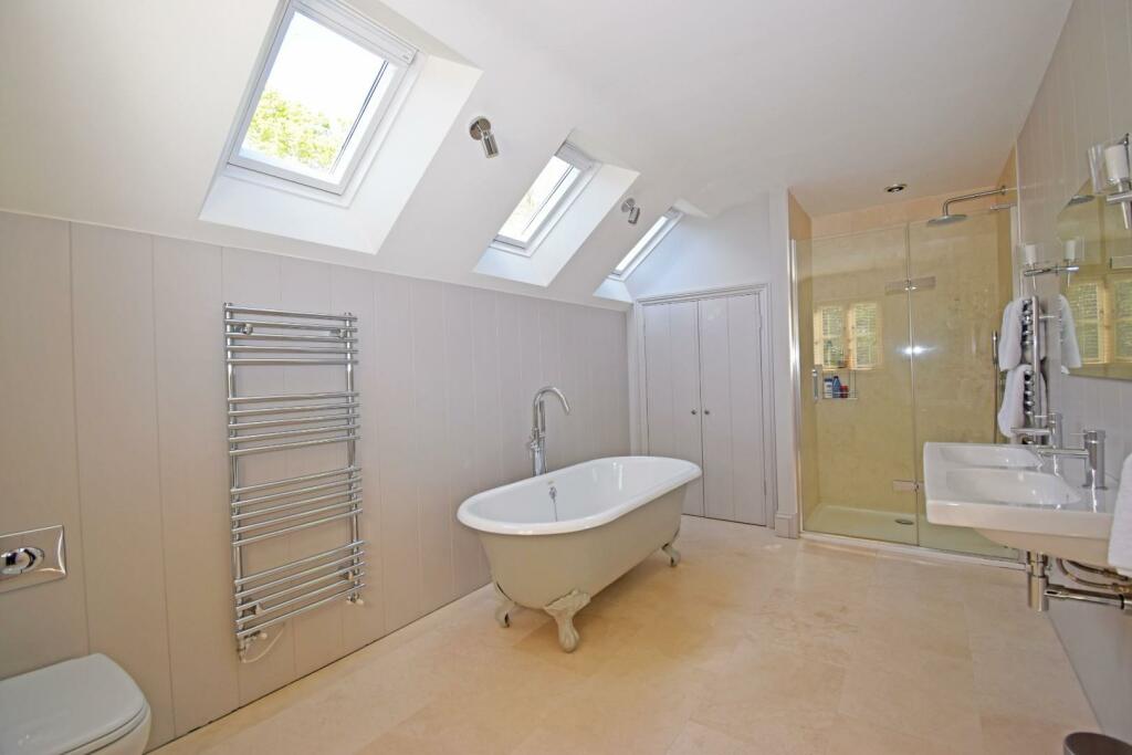Ridgeway, bedroom 1 en suite a.jpg