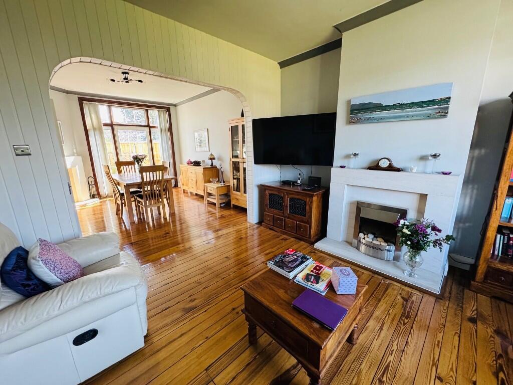LOUNGE/DINING AREA