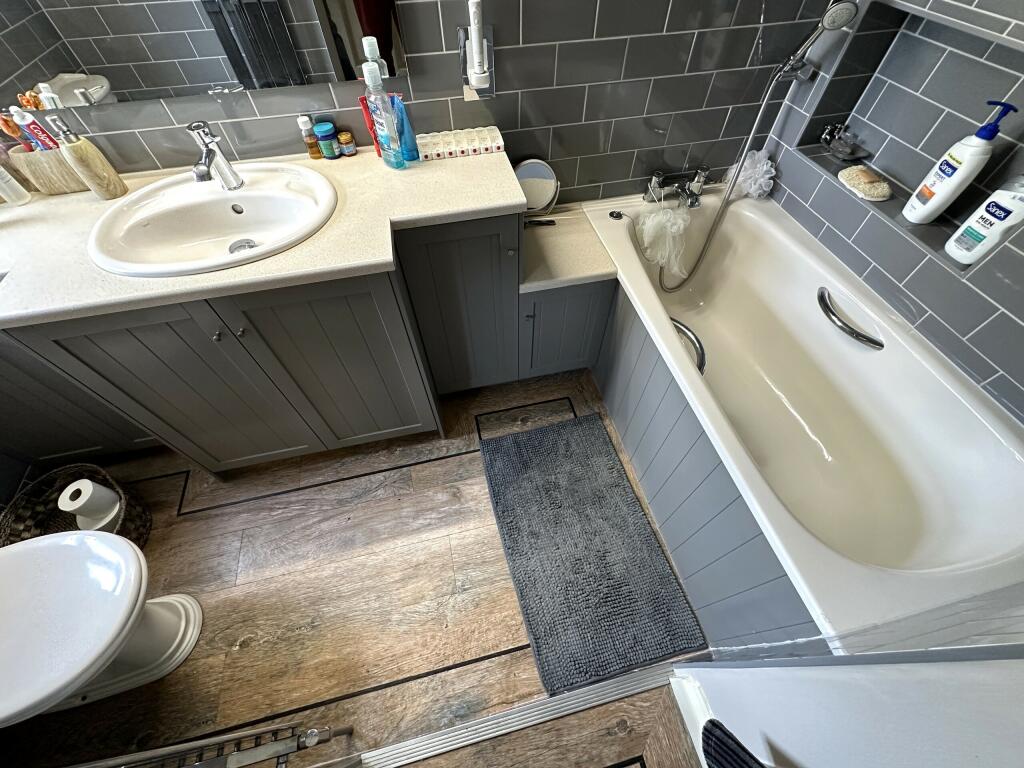 ensuite 1.JPG