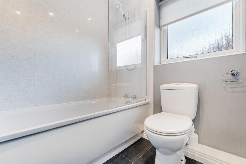 59 Manorwood bathroom 2.jpg