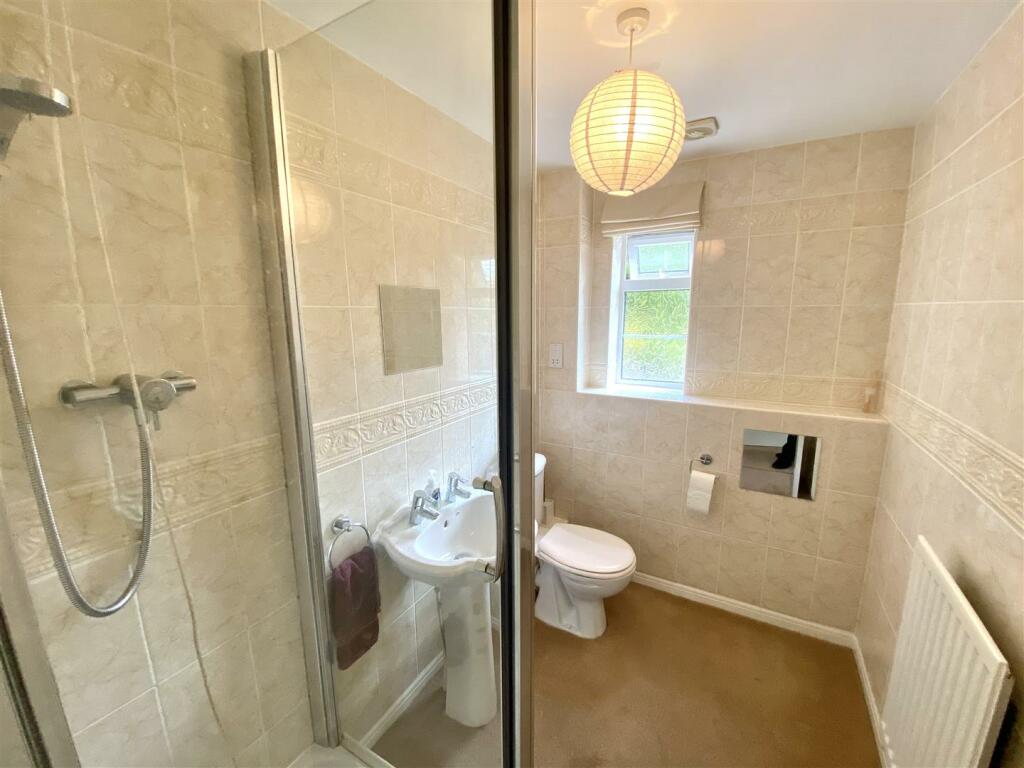 EN-SUITE SHOWER ROOM