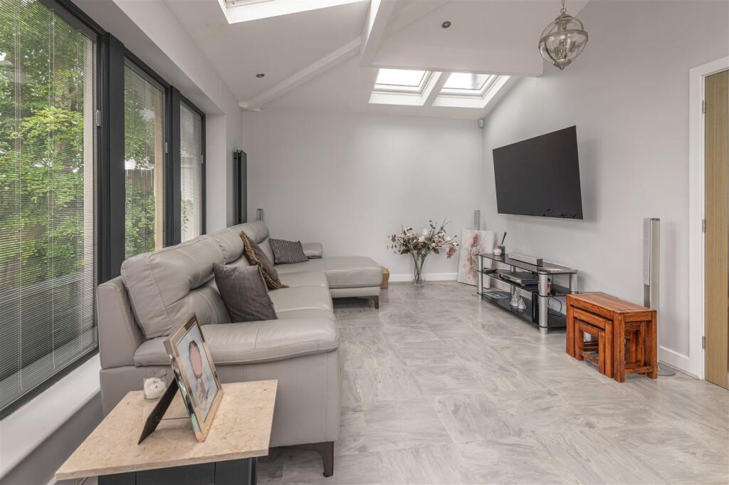 38 - 14 Broomfield Road HD2 2HG.jpg