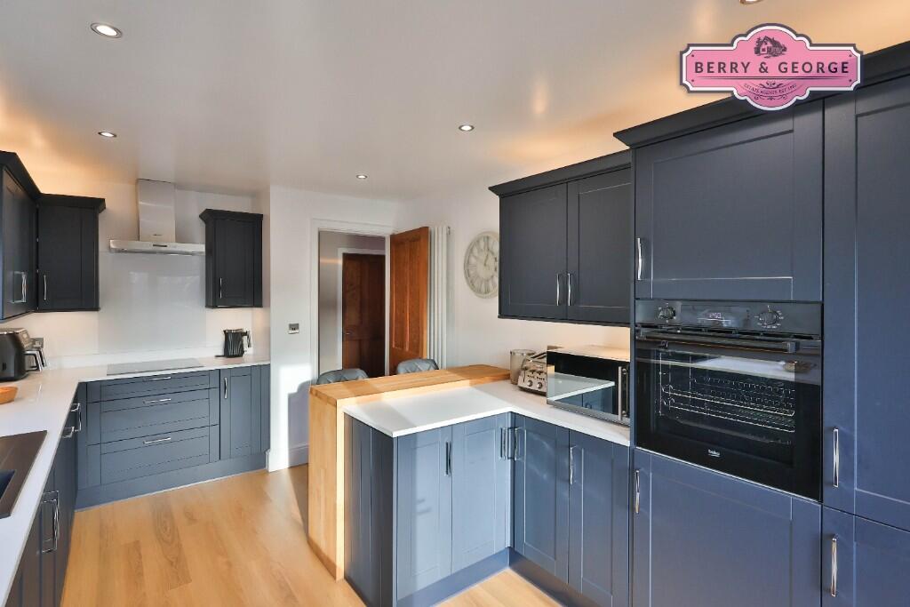 KITCHEN / BREAKFAST