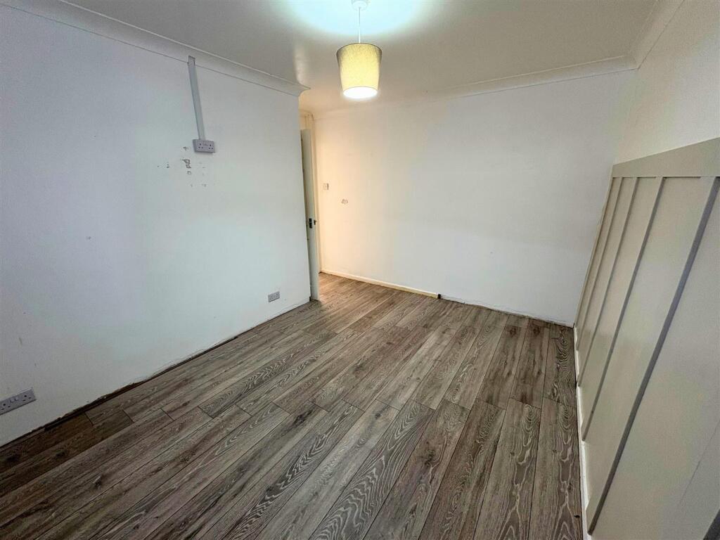 Bedroom 1b (edit).jpg