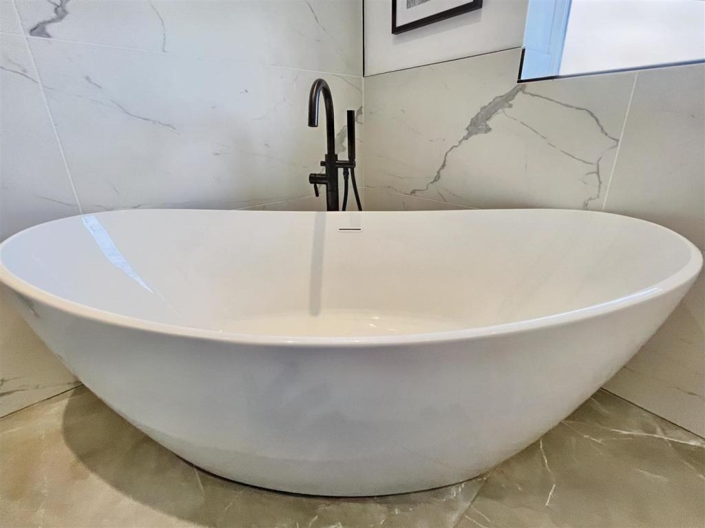 Freestanding Oval Bath