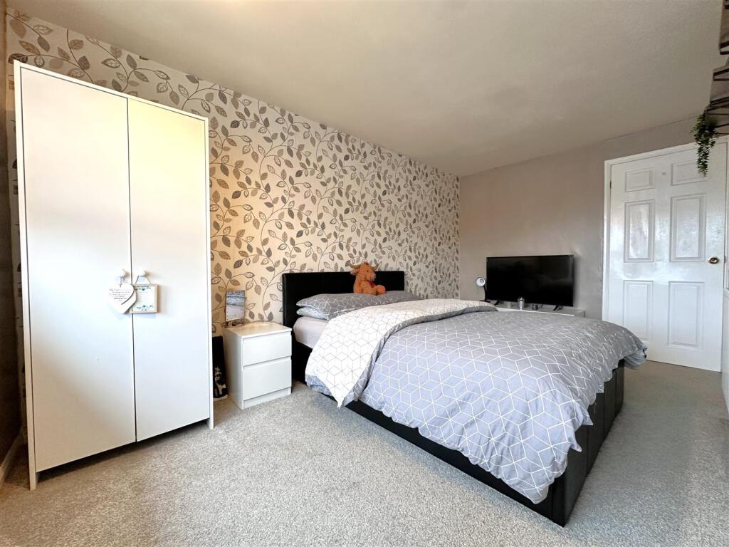 Large Second Bedroom 974