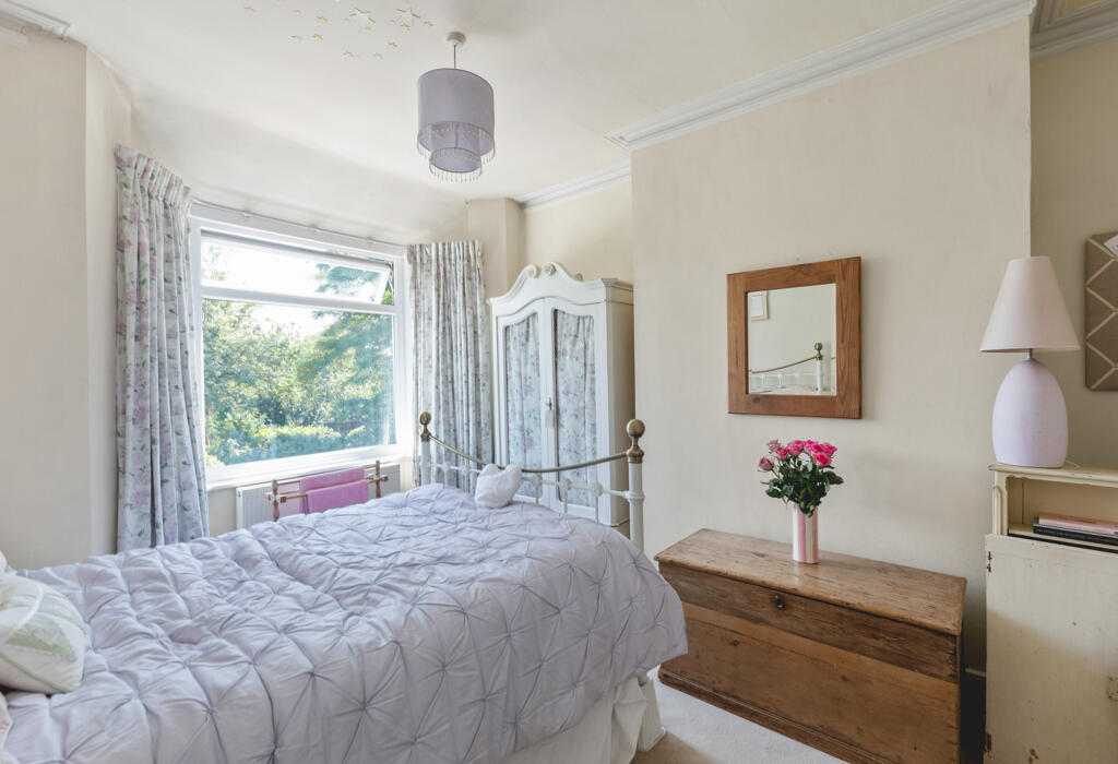 Oakfield Road, leafy views