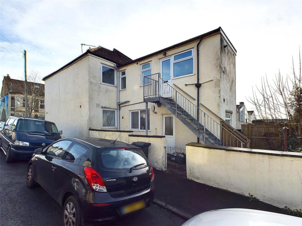 10 - END TERRACED HOUSE ARRANGED AS 2 FLATS.jpg