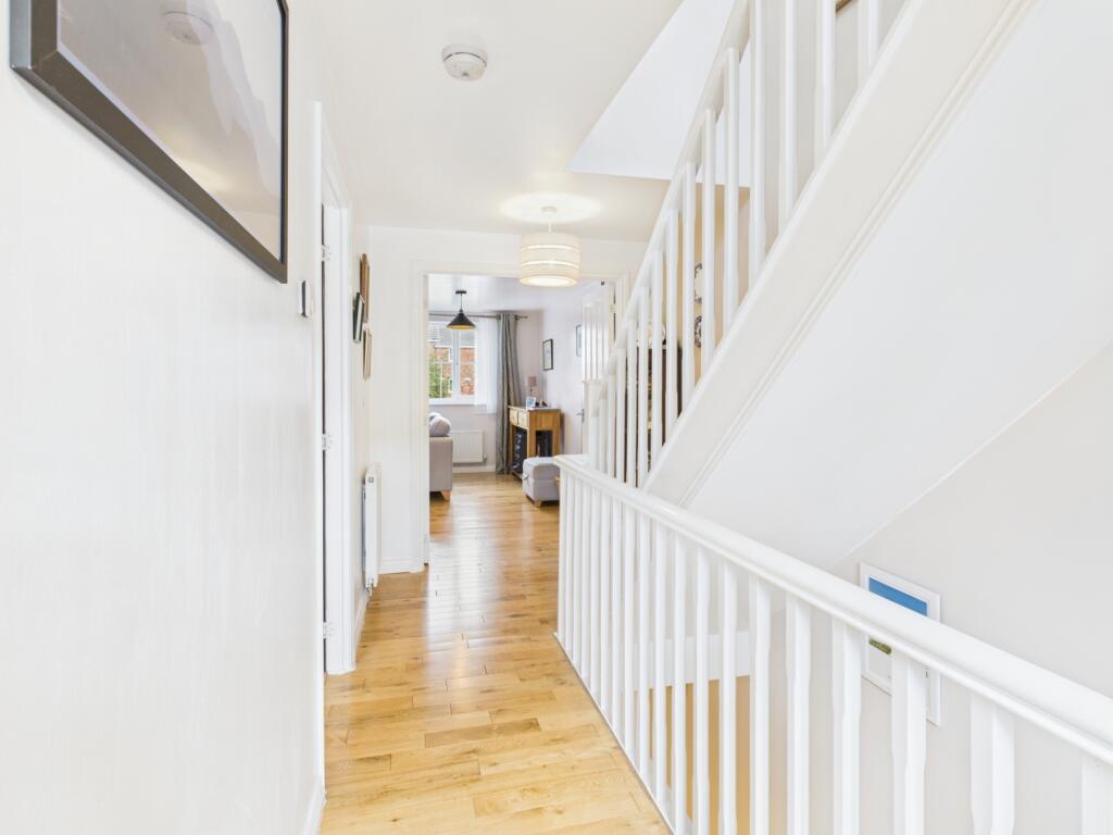 CAM04233G0-PR0036-STILL008