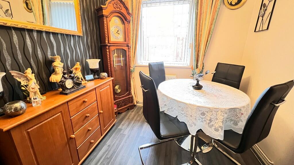 Bedroom/Dining Room