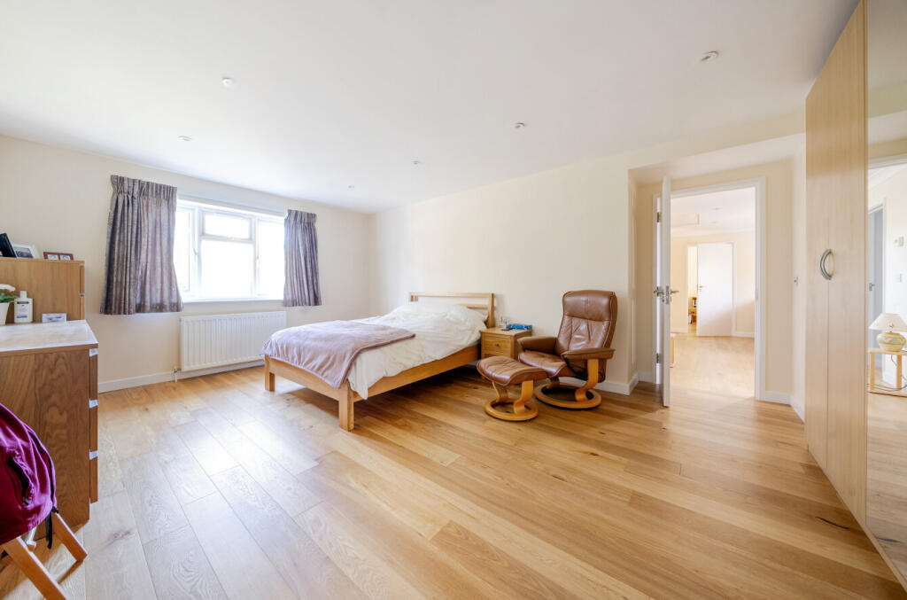 1384608-12-692045...