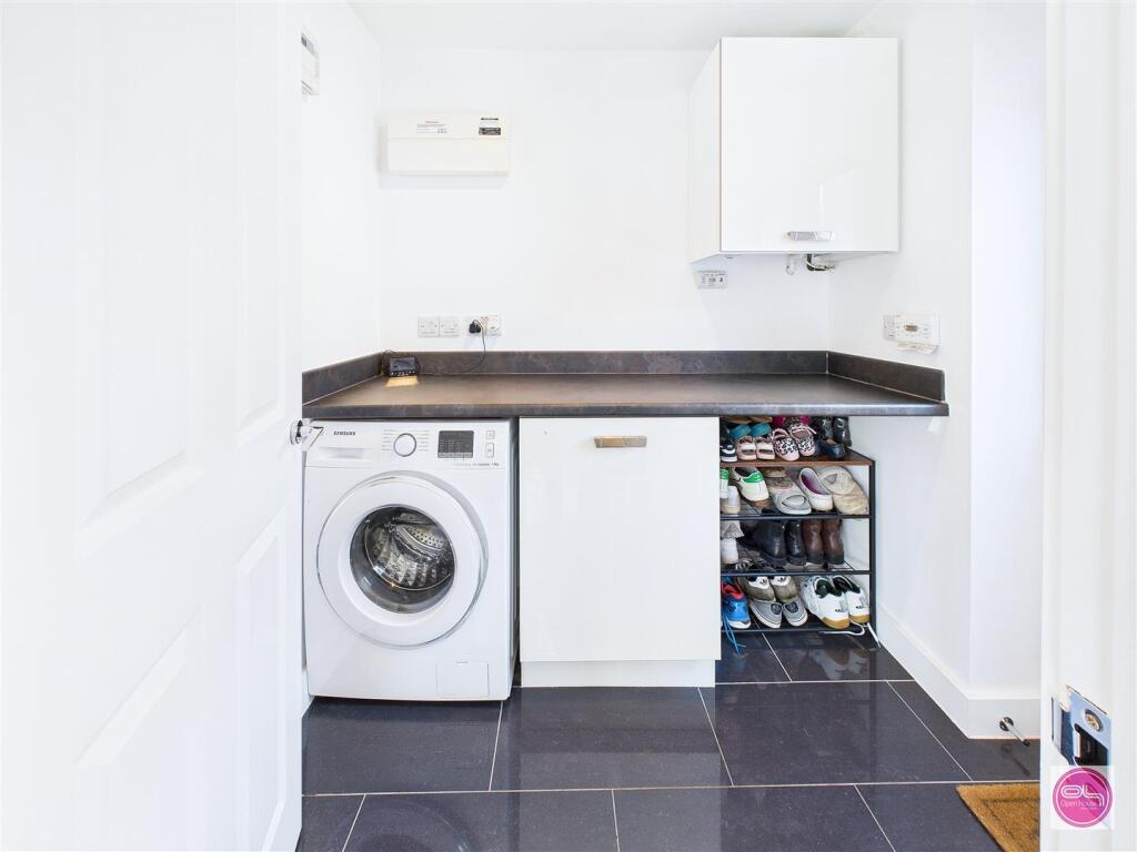 Henley Grove, Church Gresley (16).jpg