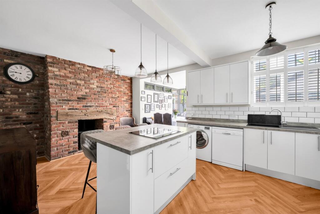 FITTED KITCHEN