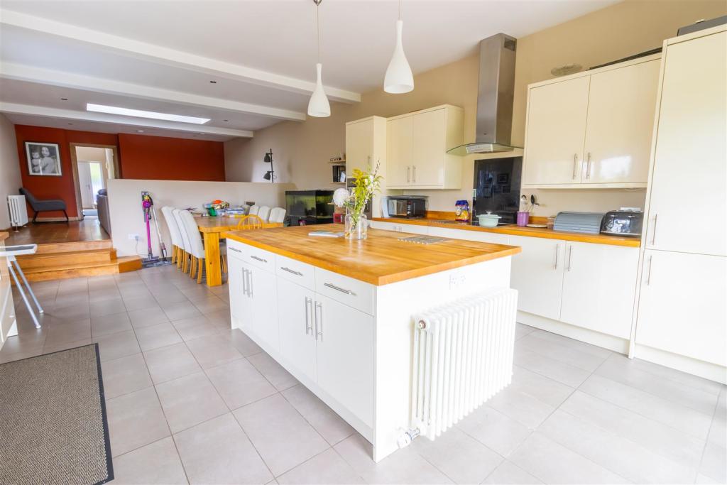 Kitchen 2.jpg