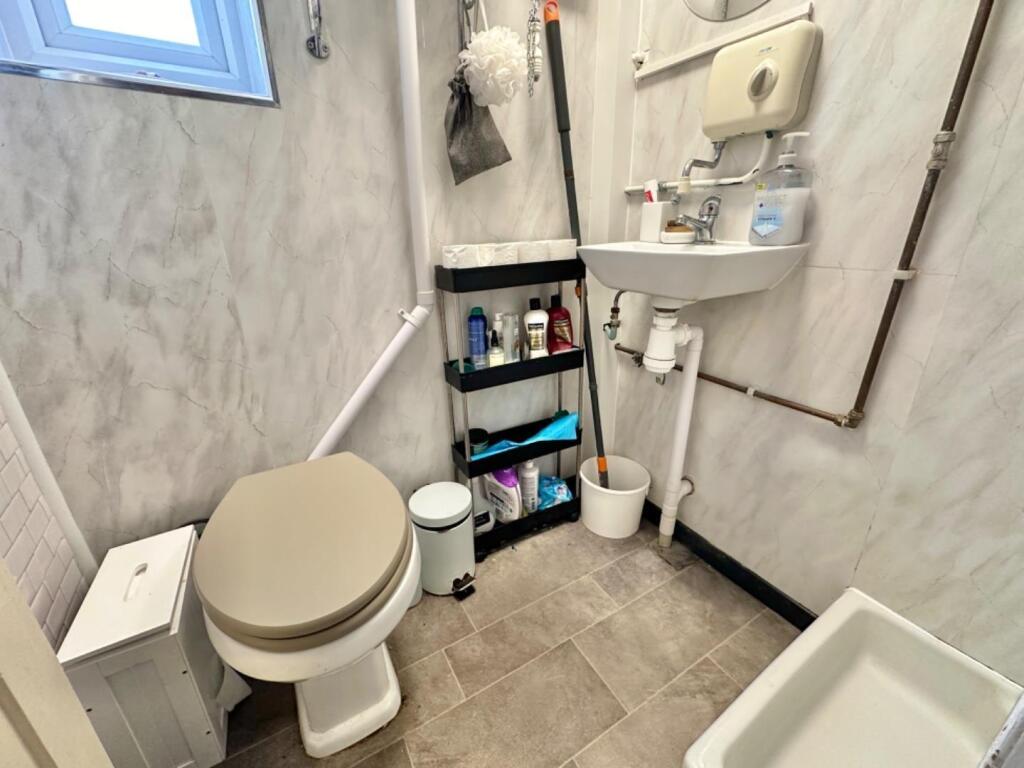 Flat 3 Shower Room.jpg