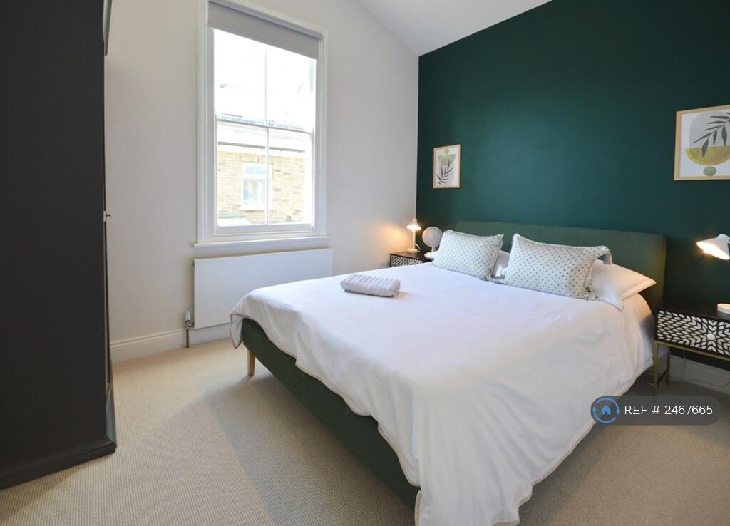 Kingsize Bed In End Bedroom Downstairs
