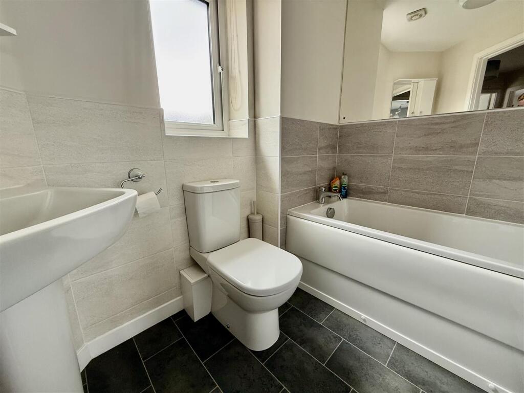 BATHROOM/WC