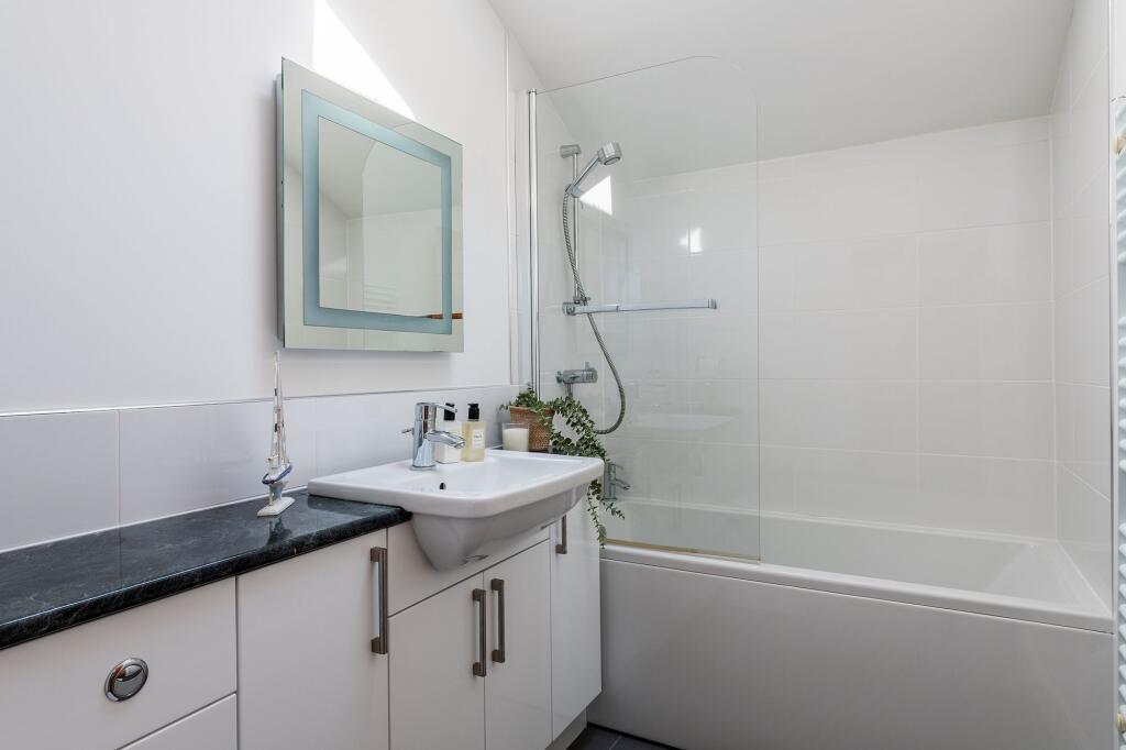 Family Bathroom - Rose Cottage, 3 Spittis Park, Kingswear