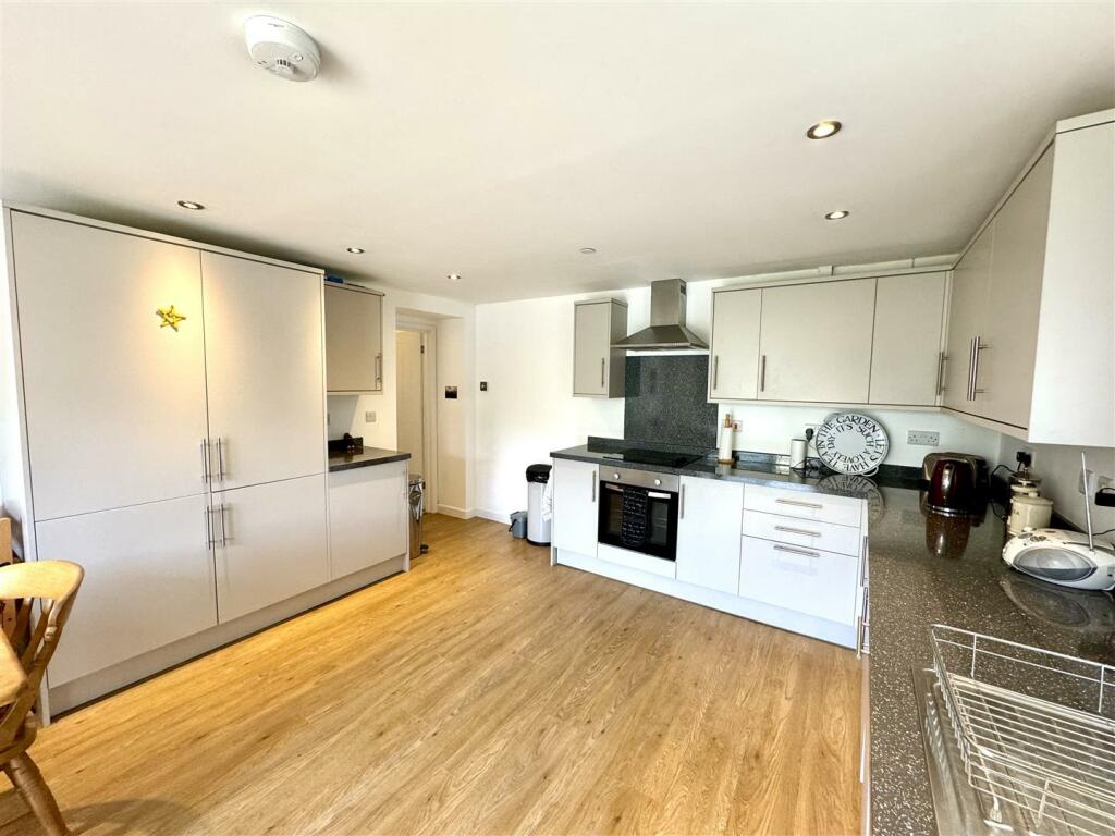 OPEN PLAN KITCHEN/DINING ROOM