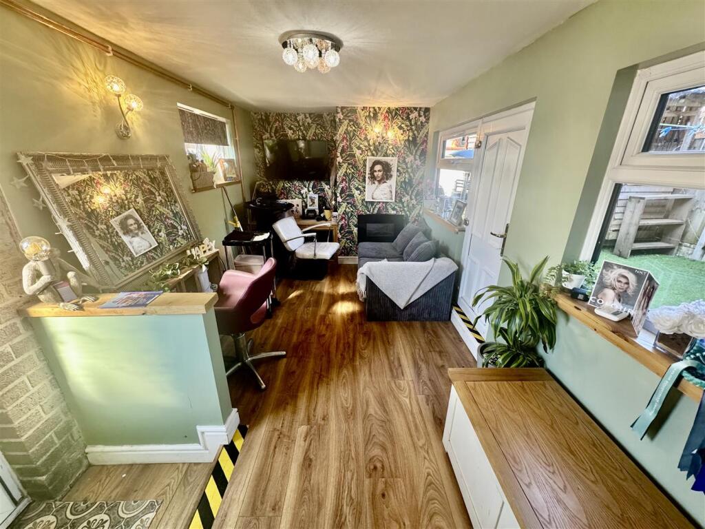 SALON/SITTING ROOM