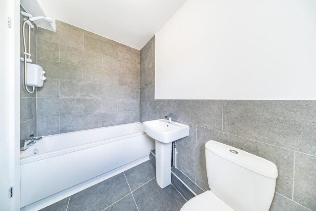 67 Mollington bathroom 2.jpg