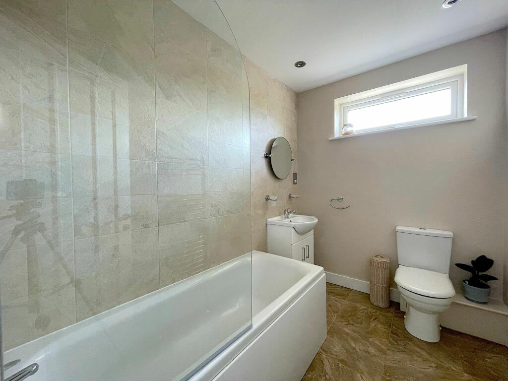 Family Bathroom (1)