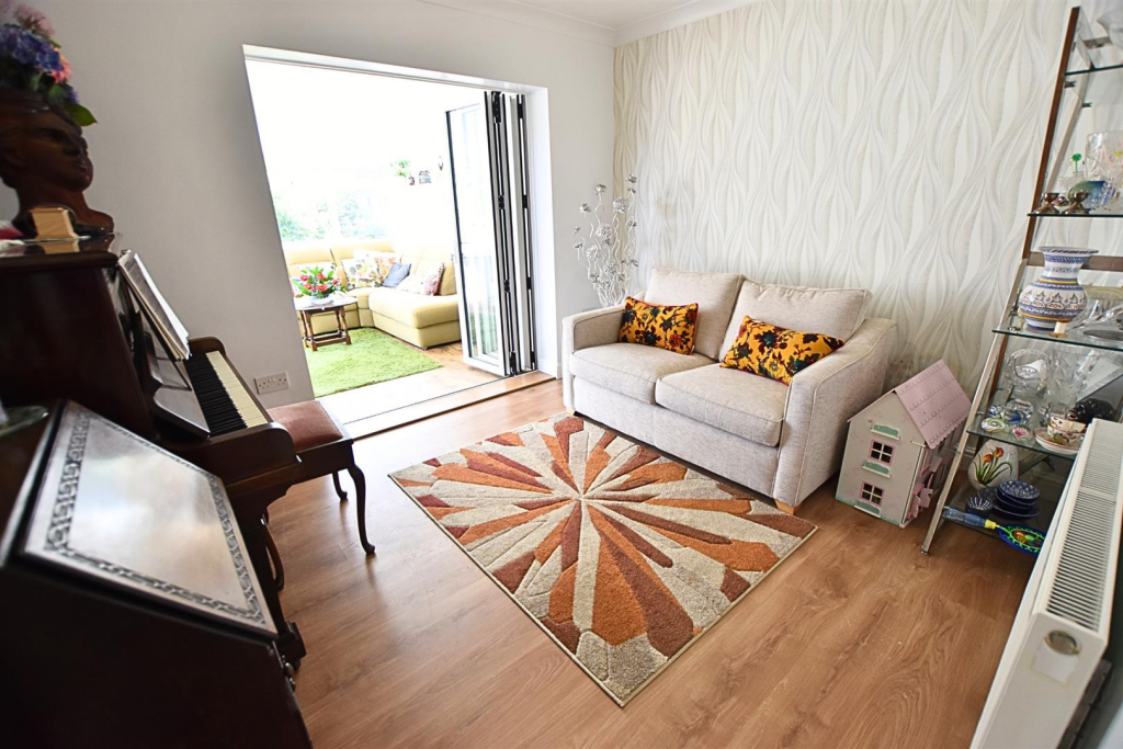 SNUG/REAR SITTING ROOM