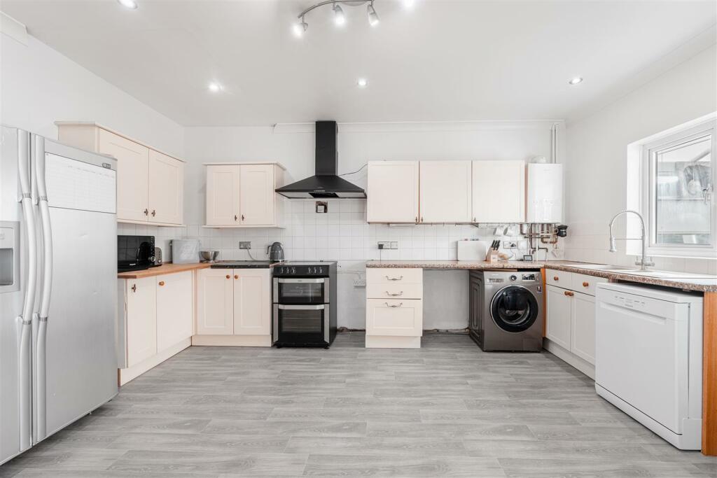 Kitchen 1.jpg