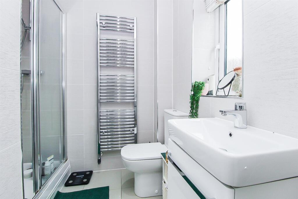 EN SUITE SHOWER ROOM