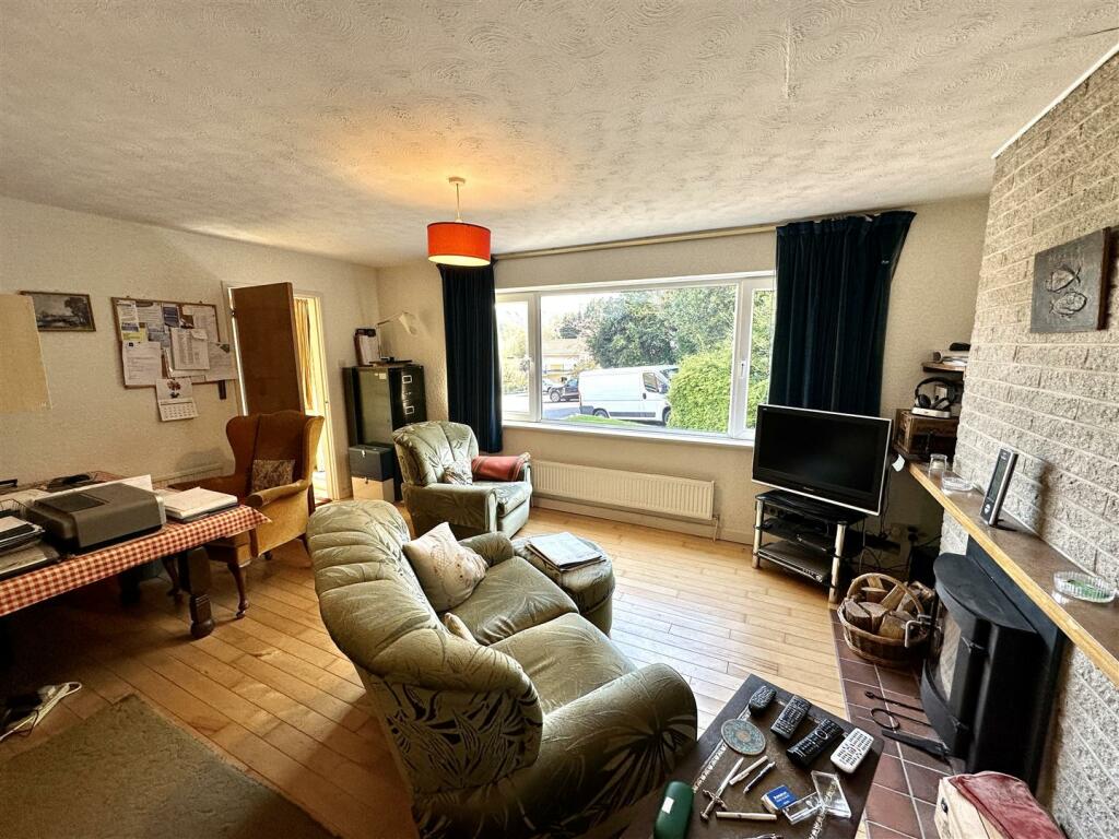 LIVING/DINING ROOM