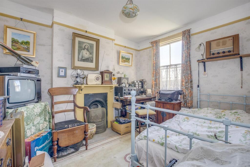 110 Totteridge Road, HP13 6EX-5.jpg