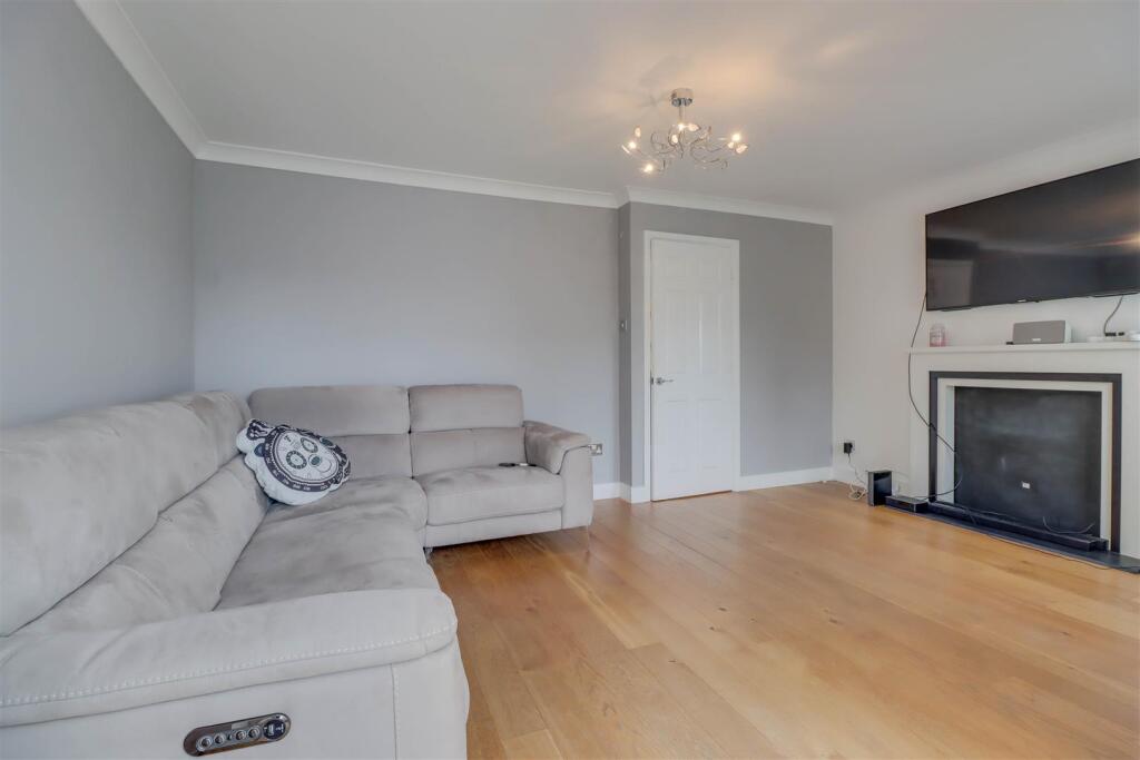 4ROCHFORD CLOSE INSIDE-8.jpg