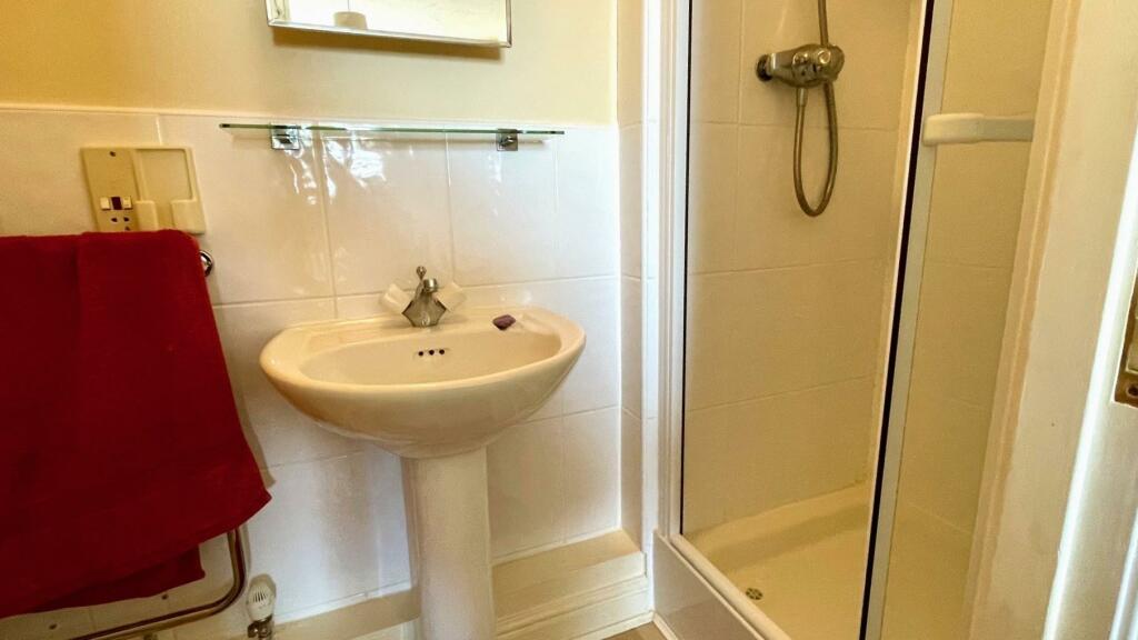 EN-SUITE 3 PIECE SHOWER ROOM