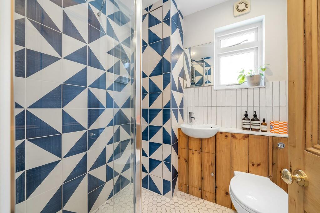 Bathroom 2.jpg