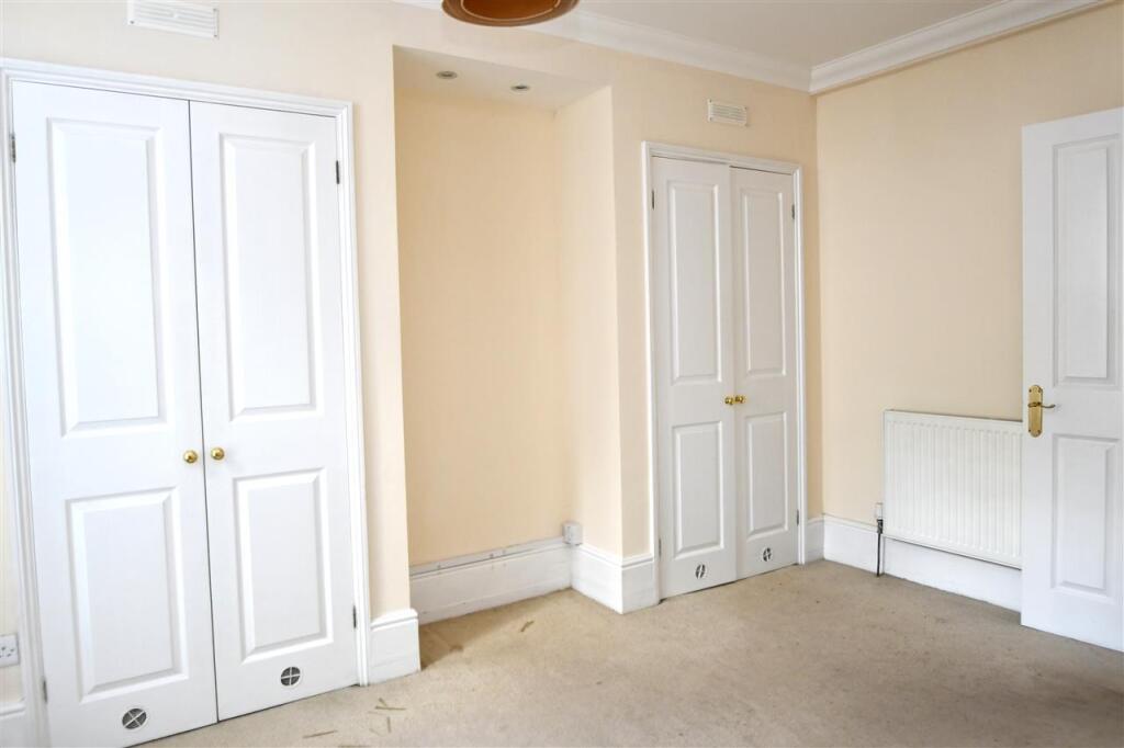 DOUBLE BEDROOM